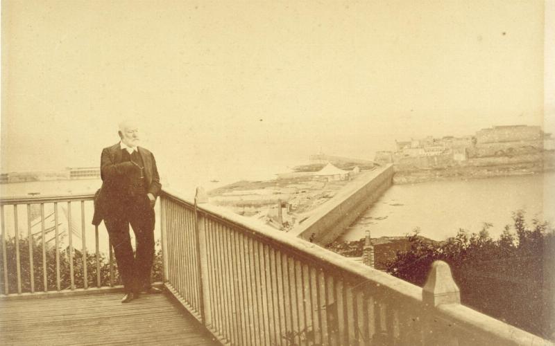 Victor Hugo prononçant un discours passionné à la tribune, symbolisant l'action par la parole dans "Actes et paroles".