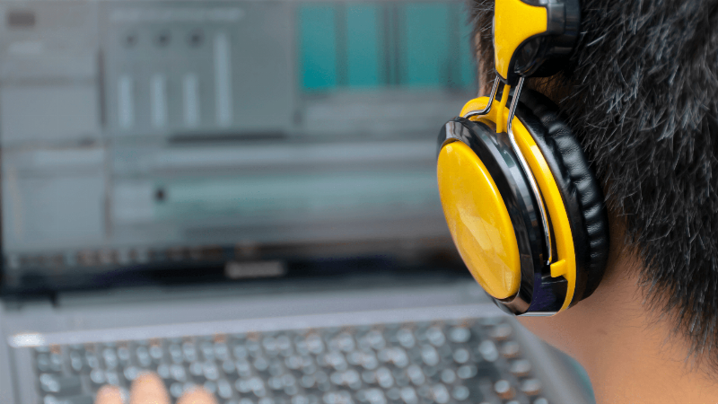 Une playlist de vidéos de chansons françaises sur un écran de streaming, diverses miniatures, interface utilisateur moderne.