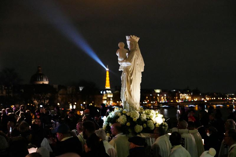 La Vierge à l'Enfant de Notre-Dame de Paris lors de sa procession de retour, entourée de fidèles.