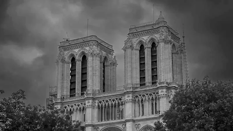 La Vierge du Pilier de Notre-Dame de Paris, symbole de survie après l'incendie