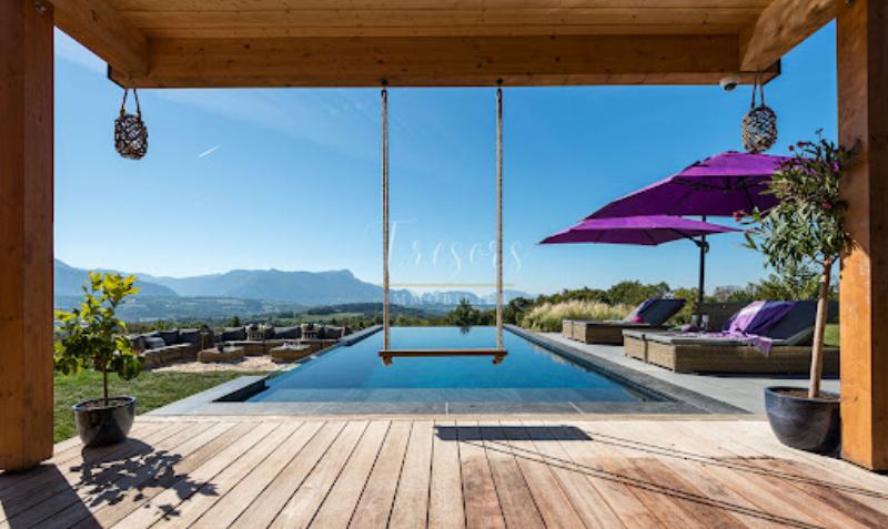 Une villa moderne au design épuré en France, intégrée harmonieusement dans un paysage naturel avec des grandes baies vitrées