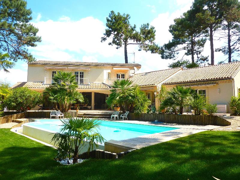 Villa architecture moderne avec piscine à débordement et jardin paysager design