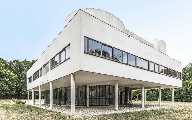 La Villa Savoye, un chef-d'œuvre de l'architecture moderne, illustrant la nouvelle relation entre structure et revetement