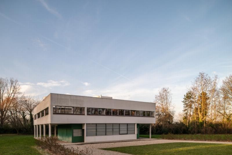 Intérieur de la Villa Savoye, rampe emblématique et jeux de lumière naturelle