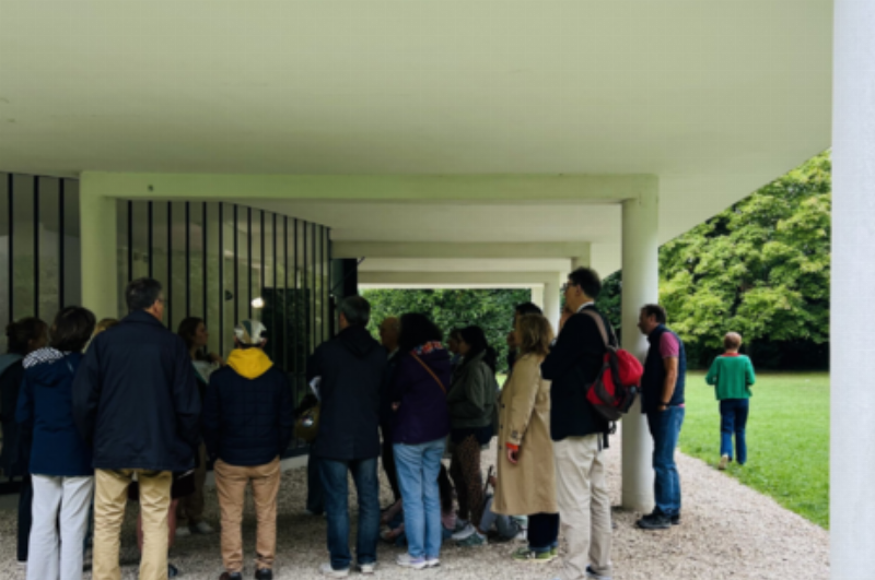 La Villa Savoye de Le Corbusier à Poissy, un chef-d'œuvre du mouvement moderne en architecture.