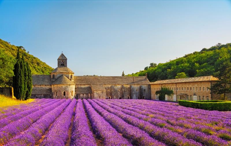 Village provençal pittoresque avec un marché de Noël animé et éclairé