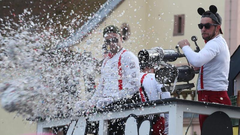 Des villageois de tous âges dansant au bal populaire, symbole de la convivialité française
