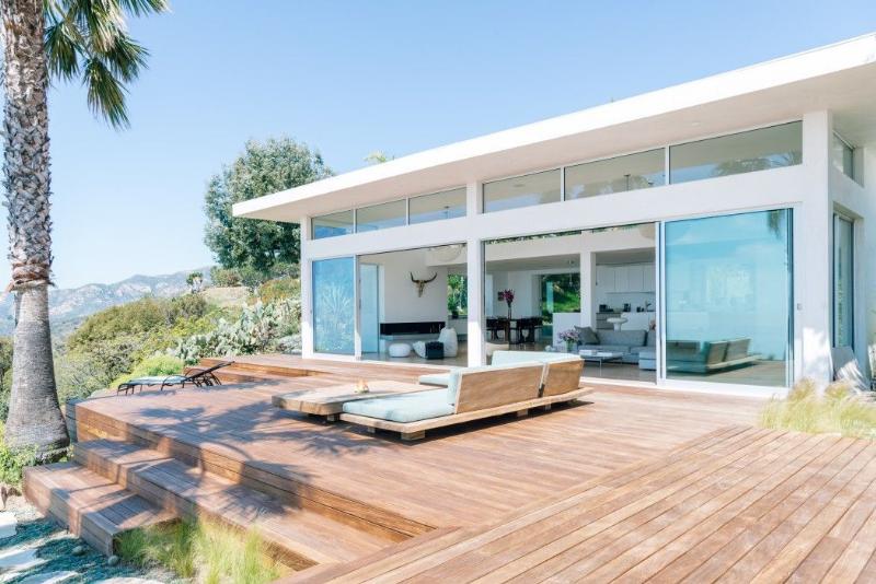 Vue panoramique d'une ville française intégrant harmonieusement l'architecture moderne au patrimoine