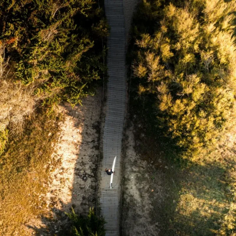 Une rue pavée d'une ville française historique avec des bâtiments de différentes nuances de jaune