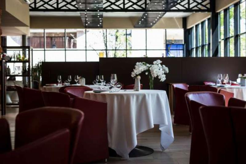 Une sélection de vins régionaux d'Auvergne, dont un bon Saint-Pourçain, mise en avant dans un restaurant de Clermont-Ferrand.