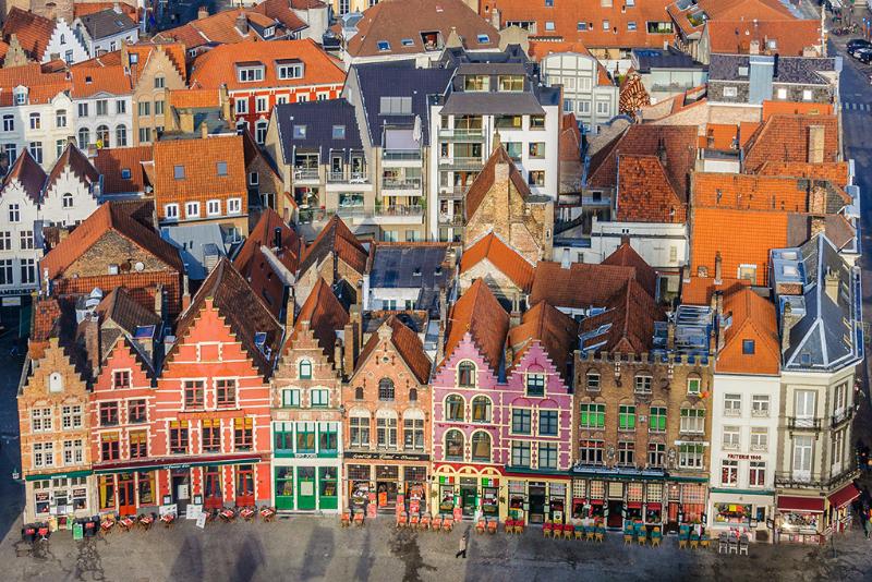 Les charmantes rues du Vieux Tours la nuit, avec des lumières douces illuminant les façades historiques et l'architecture classique française, créant une ambiance magique.