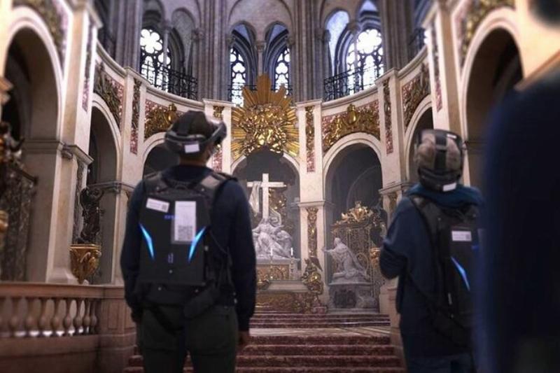 Préparation pour une visite virtuelle immersive de Notre-Dame de Paris, avec ordinateur et casque audio