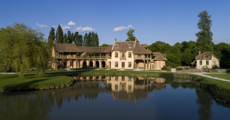 Tarif Passeport pour visiter le Château de Versailles, comprenant l'accès aux jardins et aux Trianons, symbolisant l'expérience complète.