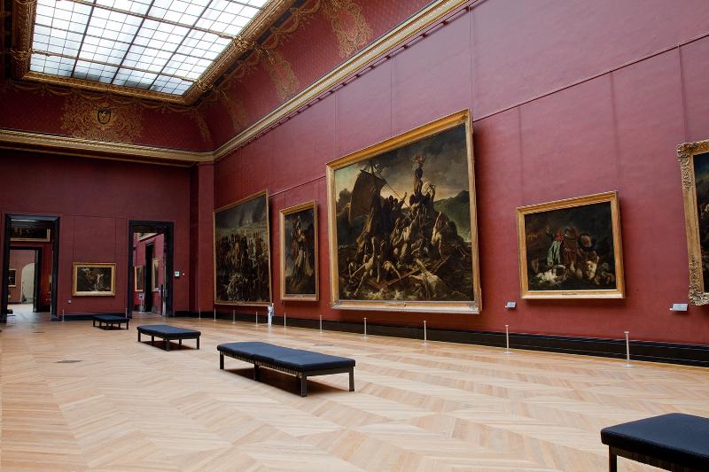 Des visiteurs au Louvre admirant des oeuvres connues Louvre dans une galerie de peinture française