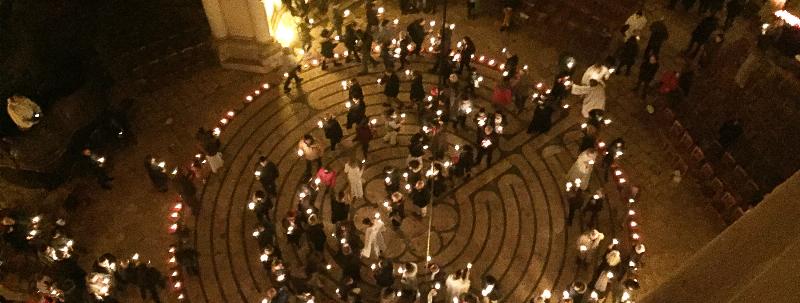 Vitraux anciens de la plus ancienne cathédrale gothique, capturant l'essence de la lumière divine.