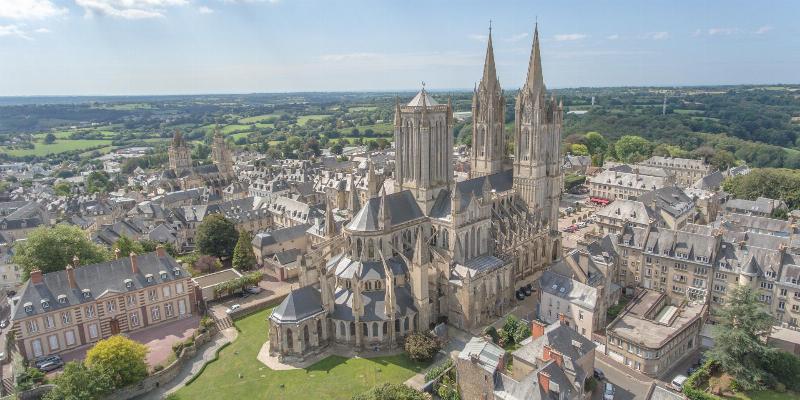 Magnifiques vitraux médiévaux de la Cathédrale de Tours, éclairant l'intérieur gothique