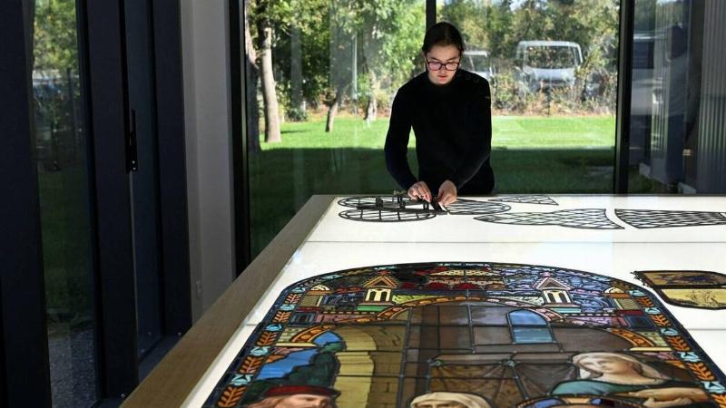 Atelier de restauration des vitraux de Notre-Dame de Paris, présentant les techniques ancestrales.