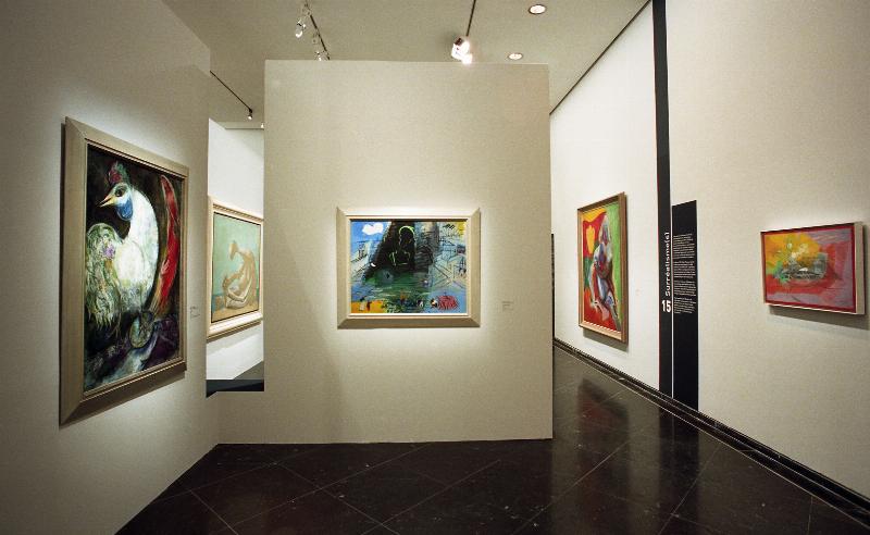 Nature morte de Maurice de Vlaminck, caractérisée par l'utilisation de couleurs primaires et une composition dynamique, typique de son approche fauviste.