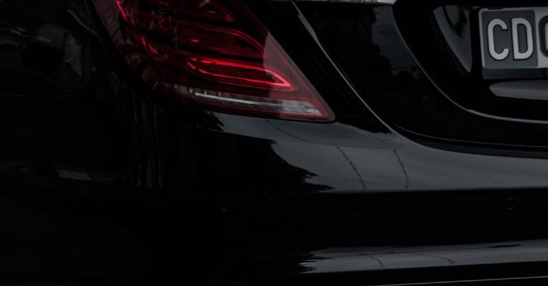 Voiture elegante garee en ville, surface reflechissante peinture 