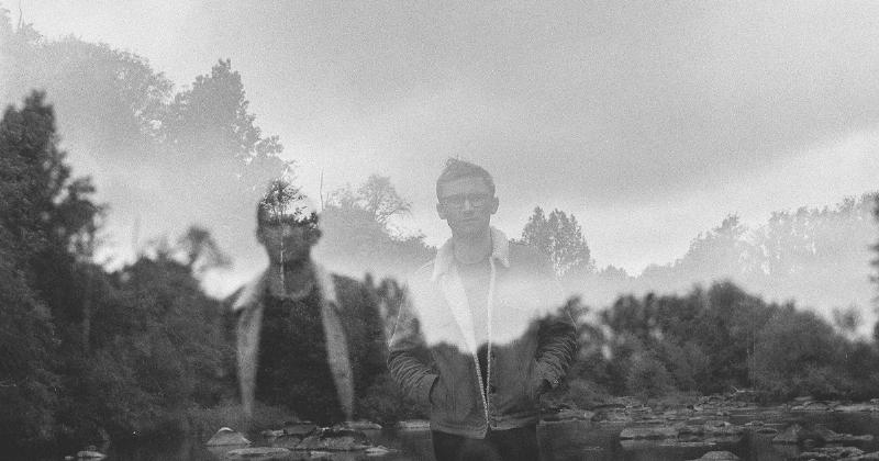 Yann Tiersen au piano, créant une musique de film romantique et introspective