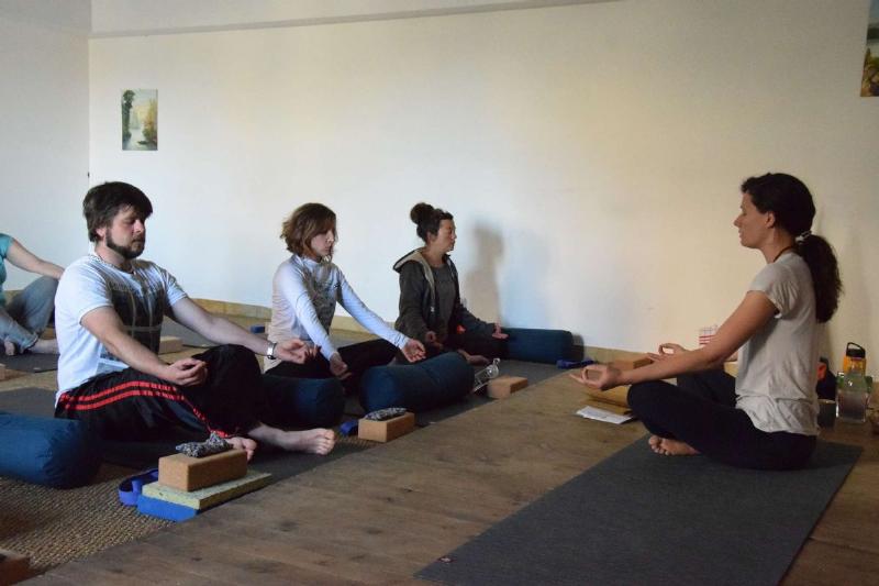 Moment de détente après un cours de yoga à Aurillac, atmosphère zen