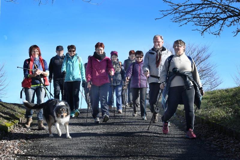 Séance de yoga en plein air à Aurillac avec les montagnes du Cantal en fond