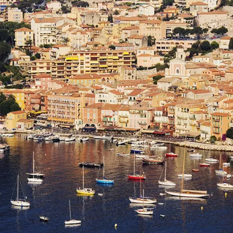 Yves Montand, inspiré par l'atmosphère artistique de Saint-Paul-de-Vence, son refuge provençal. 