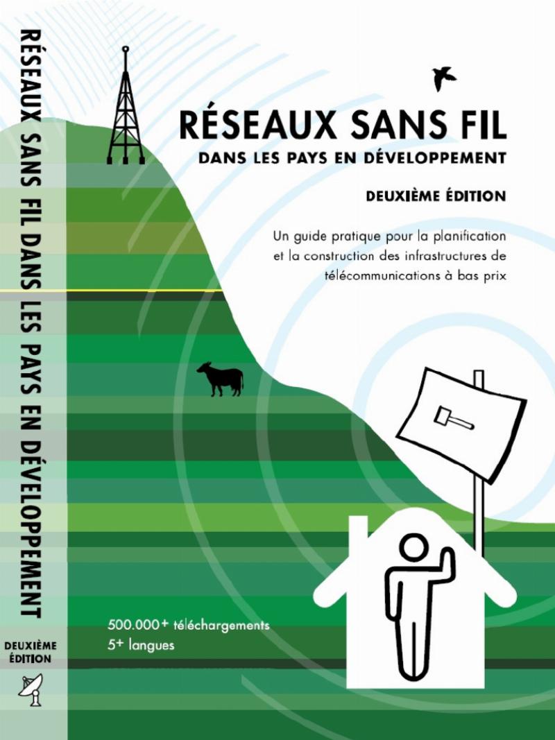 Un mécanicien appliquent méticuleusement de la peinture antirouille sur le châssis d'une voiture classique française, illustrant la technique et le soin apportés.