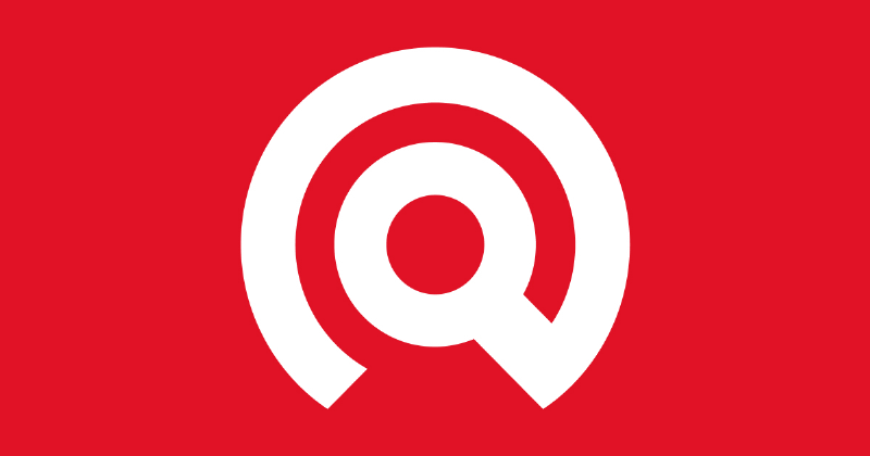 Application de la peinture talochée sur un mur intérieur avec une taloche