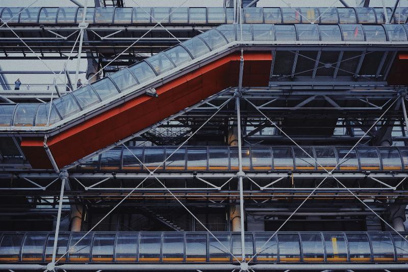 Intérieur du Centre Pompidou avec ses escalators emblématiques