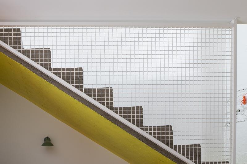 Peinture blanche pour un escalier moderne et lumineux