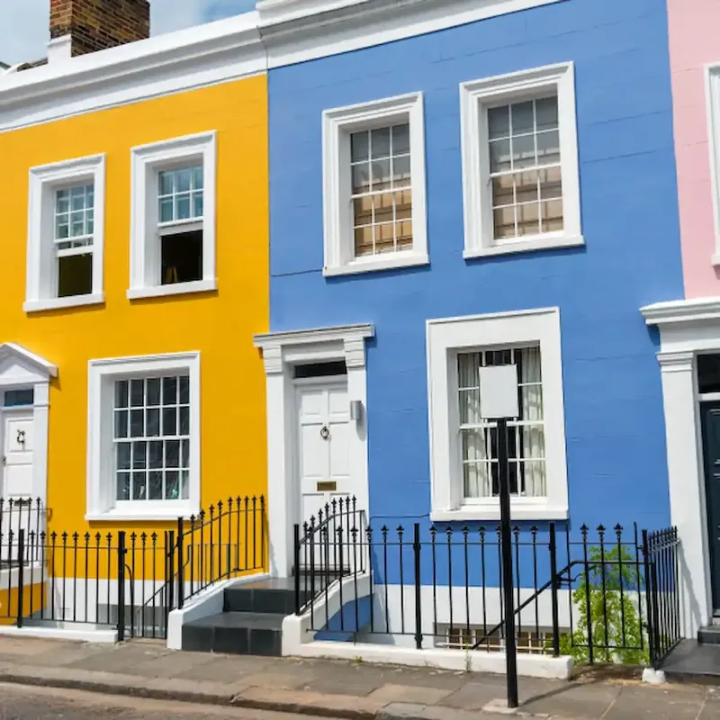 Façade de maison moderne aux couleurs neutres et élégantes
