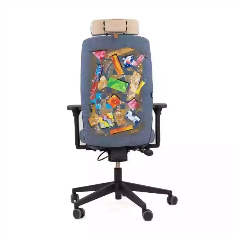 Finition et personnalisation d'une peinture pour chaise avec des touches artistiques françaises