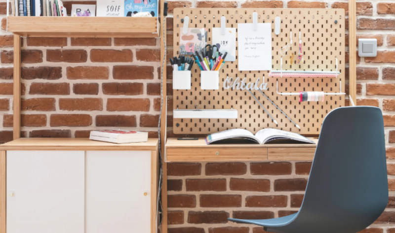 Ambiance loft parisien avec murs en peinture effet béton, meubles vintage