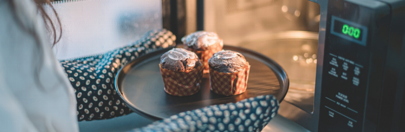 Intérieur d'un micro-ondes propre et fonctionnel