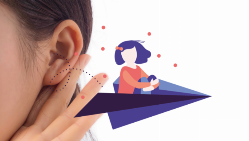 Jeune fille découvrant la musique classique du monde avec casque audio