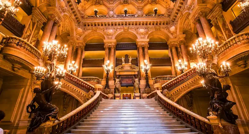 L'intérieur somptueux de l'Opéra Garnier, un écrin architectural pour la musique classique à Paris.