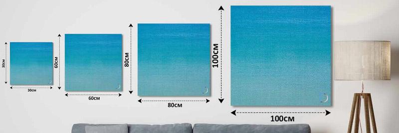 Une toile abstraite aux couleurs vives occupant un mur entier d'un salon moderne