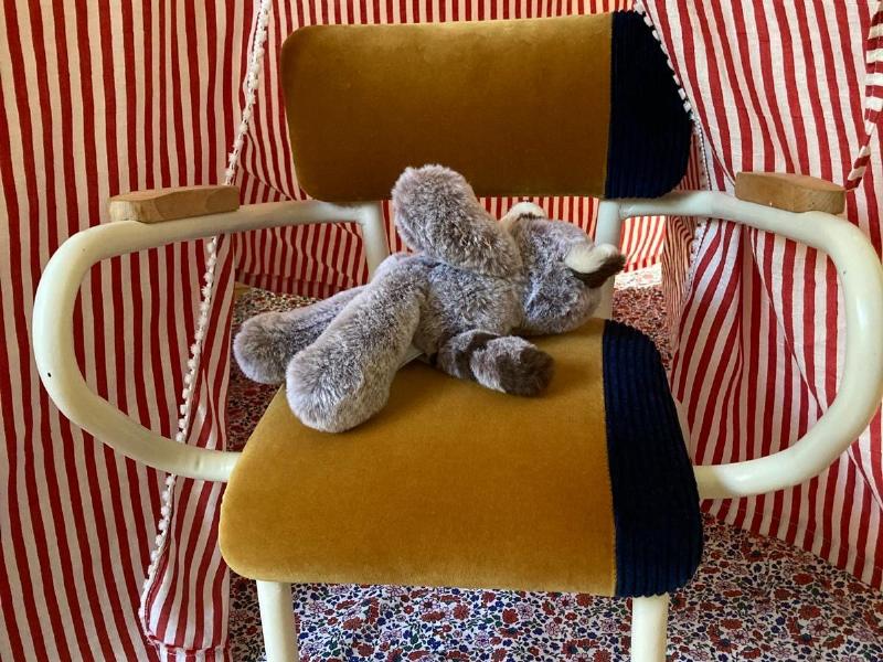 Matériel essentiel pour la peinture sur tissu, présentation soignée d'un atelier français