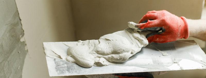 Préparation méticuleuse de la surface avant l'application de la peinture brillant direct pour une finition parfaite.