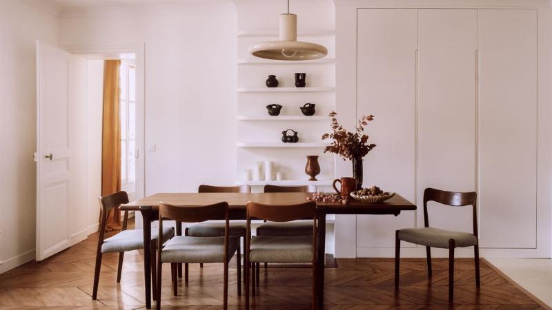 Salon décoré avec des murs en peinture talochée, style français rustique chic