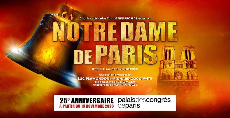 Scène spectaculaire de la comédie musicale Notre Dame de Paris, avec les principaux personnages sur scène.