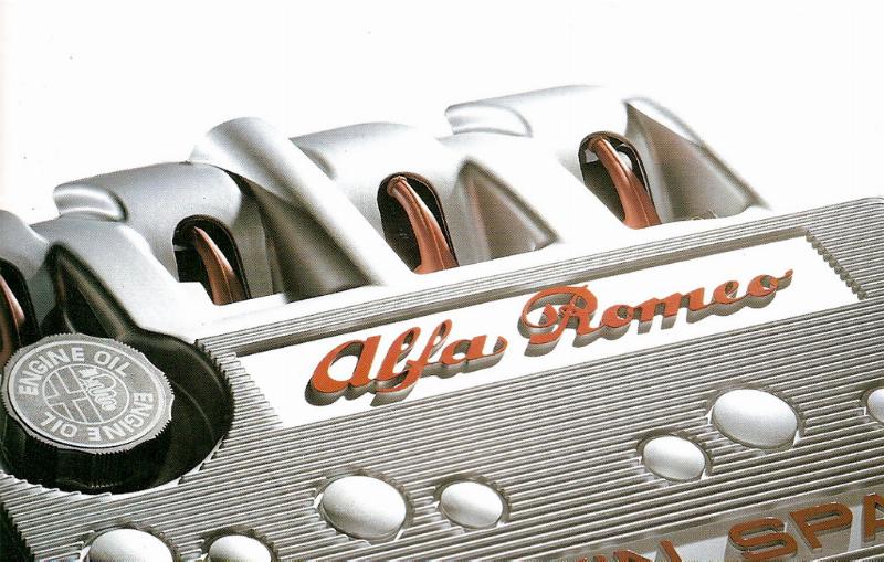 Vue latérale d'une berline française élégante, sa carrosserie fraîchement retouchée, brillant sous le soleil, reflétant une allure impeccable.