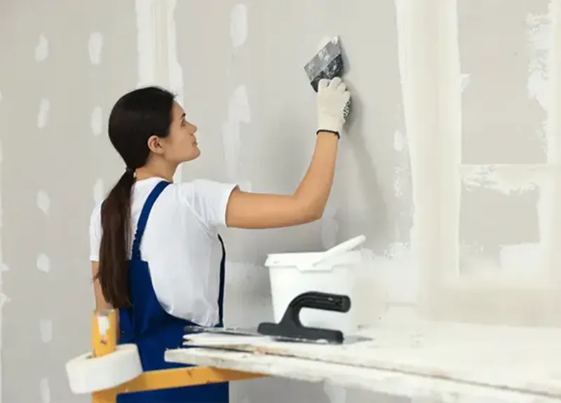 Diagnostic méticuleux d'une façade par un expert ACS Peinture avant rénovation