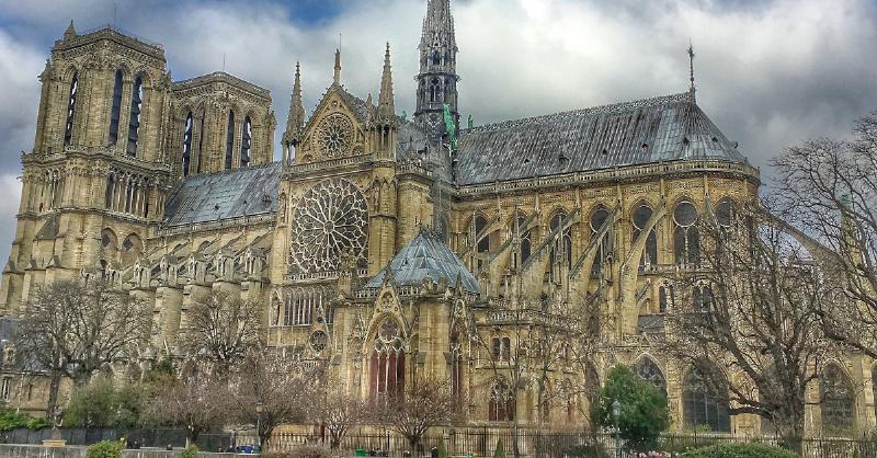 Découverte immersive de la cathédrale Notre-Dame de Paris grâce à une application mobile interactive