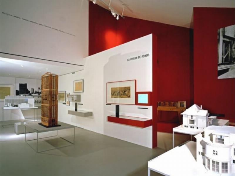 Maquettes et plans architecturaux exposés dans l'atelier de Le Corbusier.