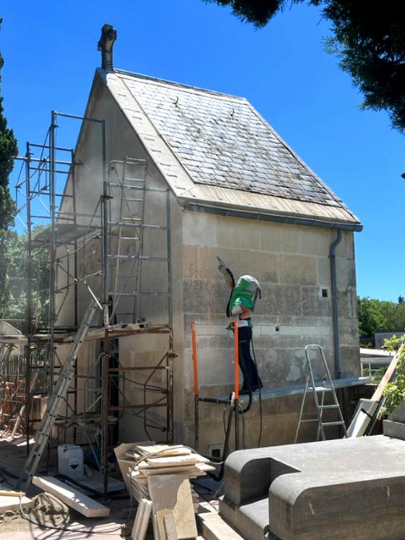 Application minutieuse de peinture sur un bardage en bois, selon les techniques traditionnelles françaises