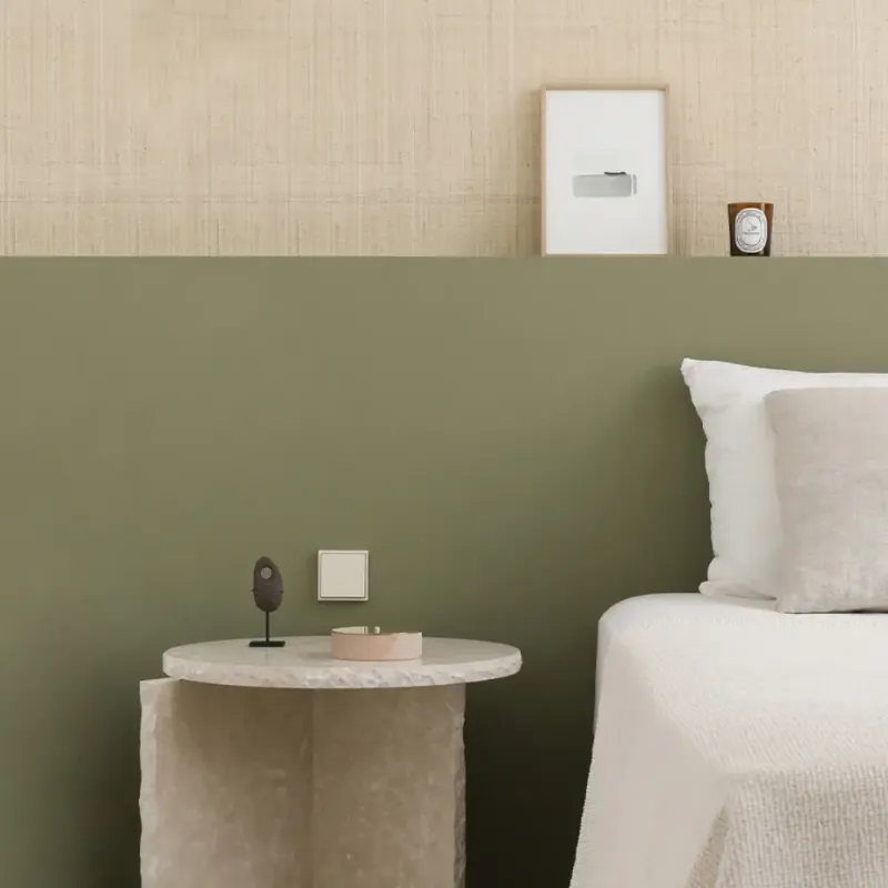 Application de peinture extérieure spéciale béton sur une terrasse en France, ambiance printanière