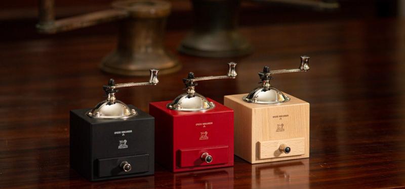 Application minutieuse de peinture blanche sur une étagère en bois avec un pinceau brosse, style artisanal français.