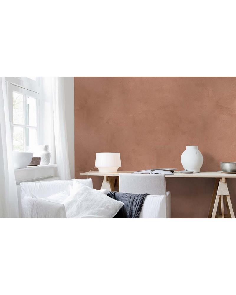 Application de peinture à la chaux blanche sur un mur intérieur avec une brosse large